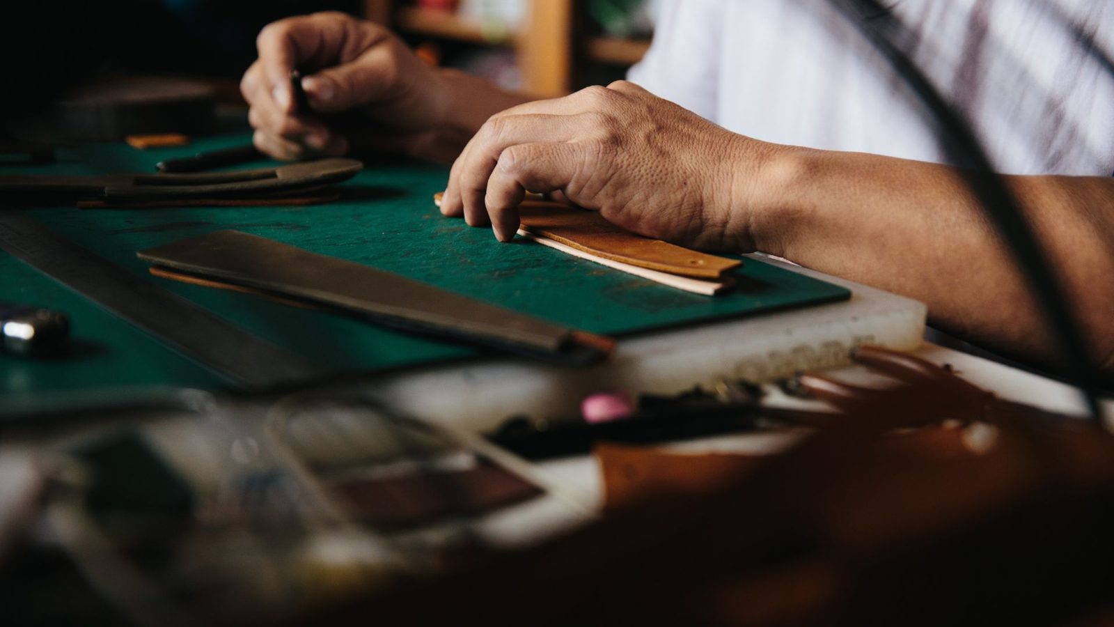 Artesão trabalhando com couro